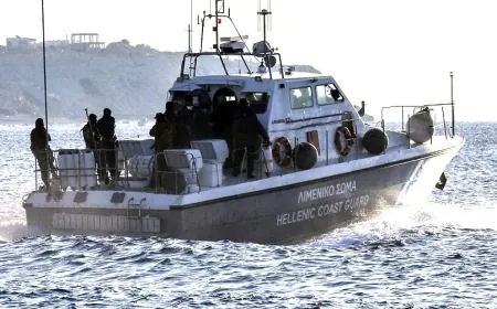 Balık avlarken açık denize  sürüklenen 3 Türk bir yabancı Yunanlılar tarafından tutuklandı