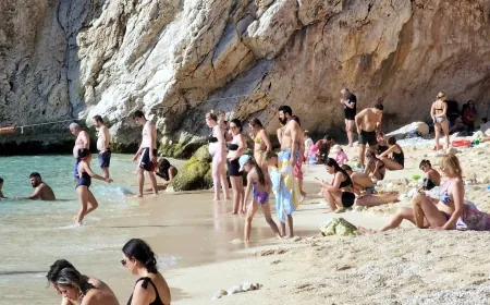 Akdeniz’deki dünyaca ünlü plajda adım atacak yer kalmadı, görüntüler bugün çekildi, havalar tatil uzattı