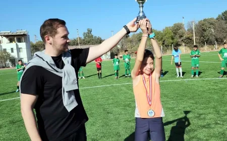 10 yaşındaki atlet Zeynep'in Kaş yarımaratonda verilmeyen ödülünü Bodrum Belediyesi verdi