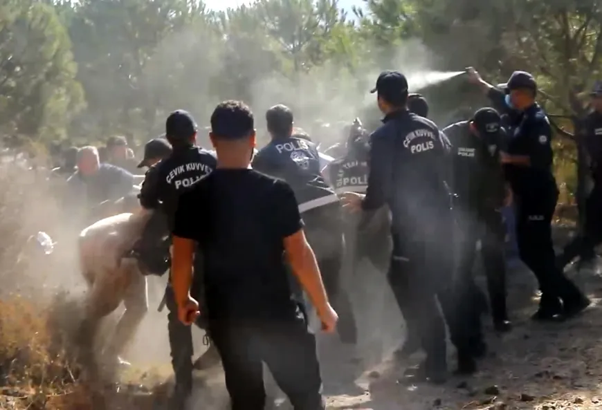 Bodrum’da taşlı sopalı yıkım, polis biber gazı ile müdahale etti