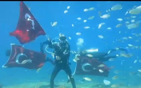 Dalgıçlar Atatürk’ü 5 Metre Derinlikte Atatürk Fotoğrafları Sergisi Açarak Andı