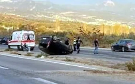Takla atan otomobile yardıma giden ambulansa  otomobil çarptı, 4 yaralı