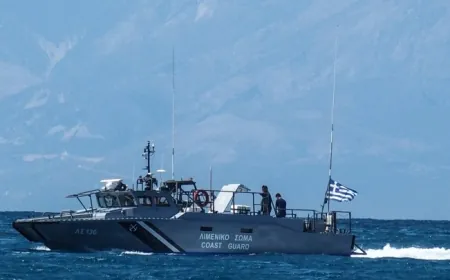 Çocuklarında bulunduğu göçmen teknesini ateş açarak durdurdular