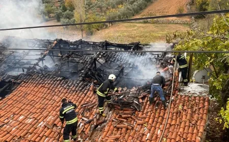 Açık unutulan elektrik sobası evi yaktı