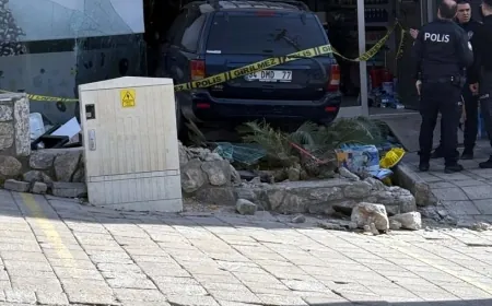 Yalıkavak’ta otomobil duvarı yıkıp işyerine girdi üç yaralı