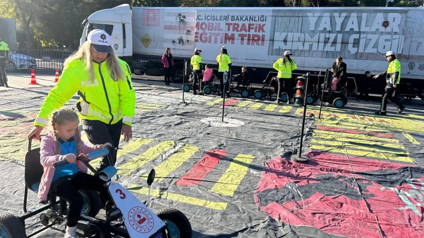 Mobil Trafik Eğitim Tırı Öğrencilerle Buluşuyor