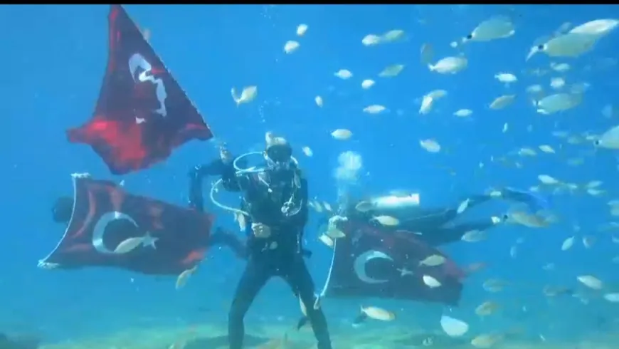 Dalgıçlar Atatürk’ü 5 Metre Derinlikte Atatürk Fotoğrafları Sergisi Açarak Andı