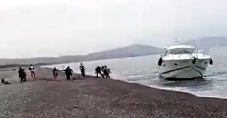 Turistik ada yol geçen hanına döndü, göçmenler lüks yat ile plaja böyle çıktı