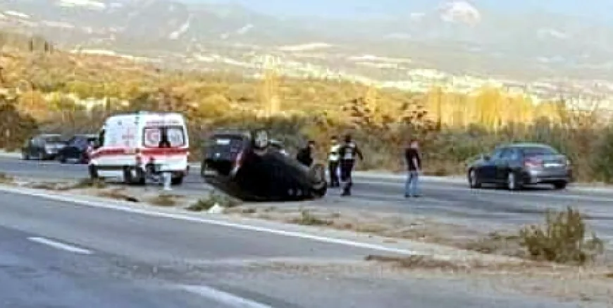 Takla atan otomobile yardıma giden ambulansa otomobil çarptı, 4 yaralı