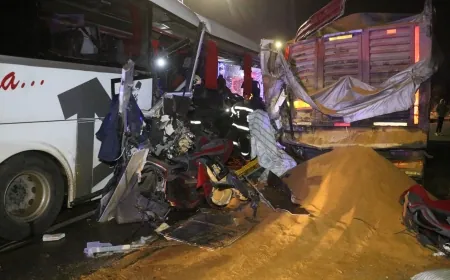 Yolcu otobüsü TIR'a çarptı: Ölü ve yaralılar var