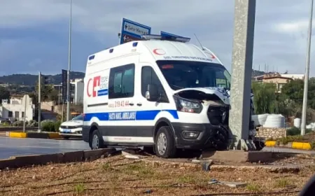 Ortakent kavşağında  ambulans ile otomobil çarpıştı 2 yaralı