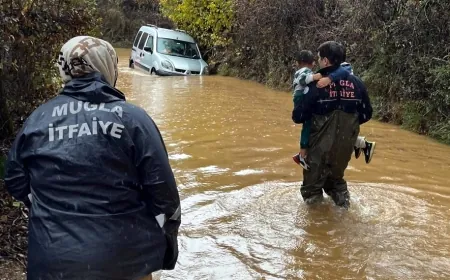 Sağanak yağışlarda sürüklenen otomobillerden böyle kurtarıldılar