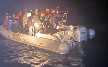 Sürüklenen lastik bottaki 3’ü çocuk 27 göçmen kurtarıldı