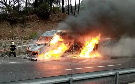 Yolcu minibüsü alev alev yandı, faciadan dönüldü