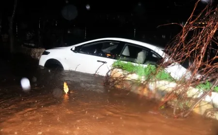 Bodrum’da sağanak caddeleri dereye çevirdi vatandaş canını zor kurtardı, ekipler alarma geçti