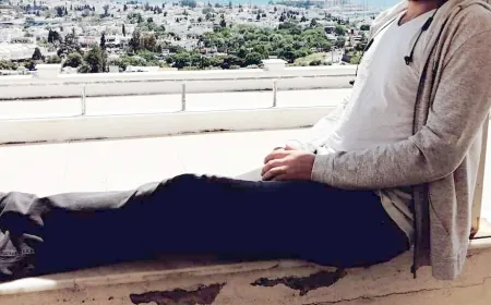 Pencereden bakıyordu. Kafasında iki gün yorgun mermi ile yaşadı