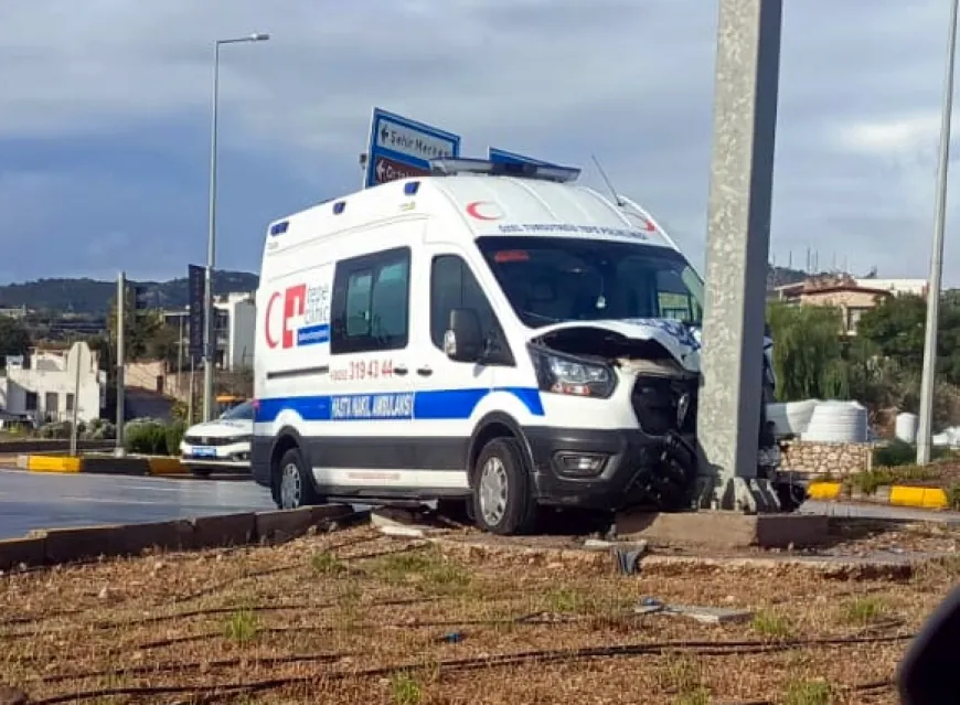 Ortakent kavşağında ambulans ile otomobil çarpıştı 2 yaralı