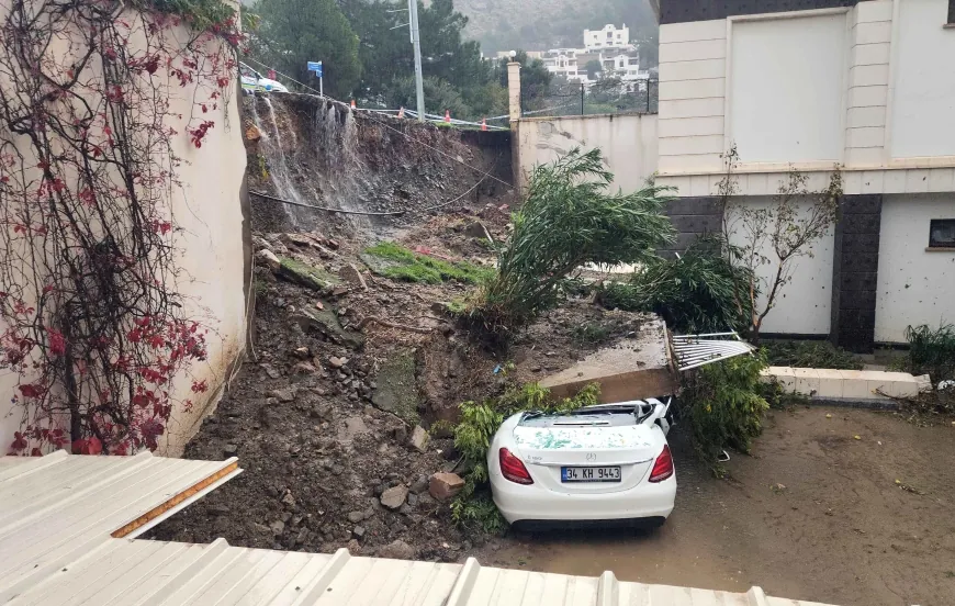 Bodrum’da sağanak felakete yol açıyordu, lüks sitenin istinad duvarı çöktü, vatandaş sel sularında sürüklendi, ölümden döndü