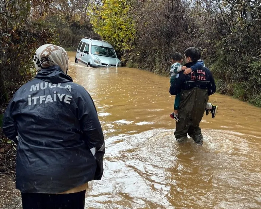 Sağanak yağışlarda sürüklenen otomobillerden böyle kurtarıldılar