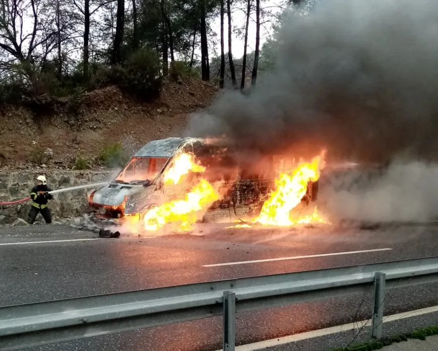 Yolcu minibüsü alev alev yandı, faciadan dönüldü