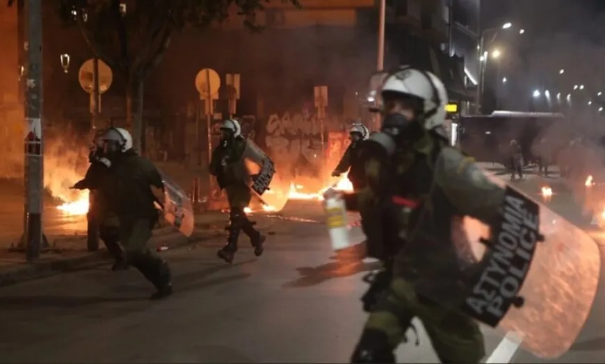 Selanik’teki Türk Başkonsolosluğu önünde nöbet tutan polislere molotoflu saldırı