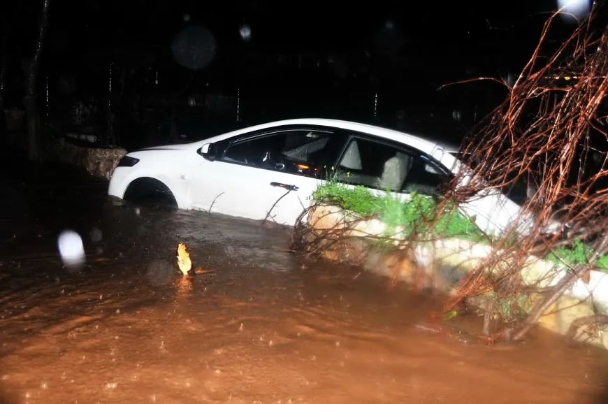Bodrum’da sağanak caddeleri dereye çevirdi vatandaş canını zor kurtardı, ekipler alarma geçti