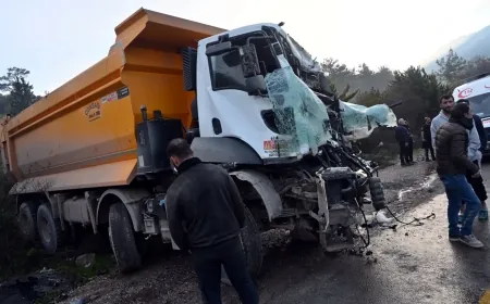 Rally sezonu açıldı... Hafriyat kamyonları kafa kafaya çarpıştı 2 kişi ağır yaralandı