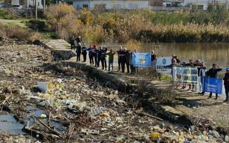 Çöplüğe dönen tarihi köprüde “ Temizleyin- Koruyun” eylemi yaptılar