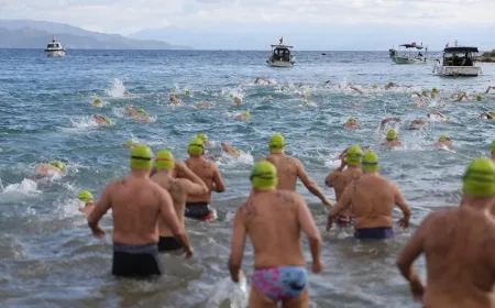 Datça'da kış ortasında yüzme maratonuna yüzlerce kişi katıldı
