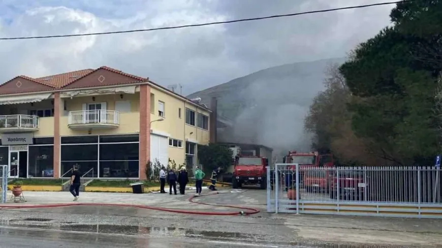 Ege’deki turistik adada yangın felaketi 40 otomobil yandı