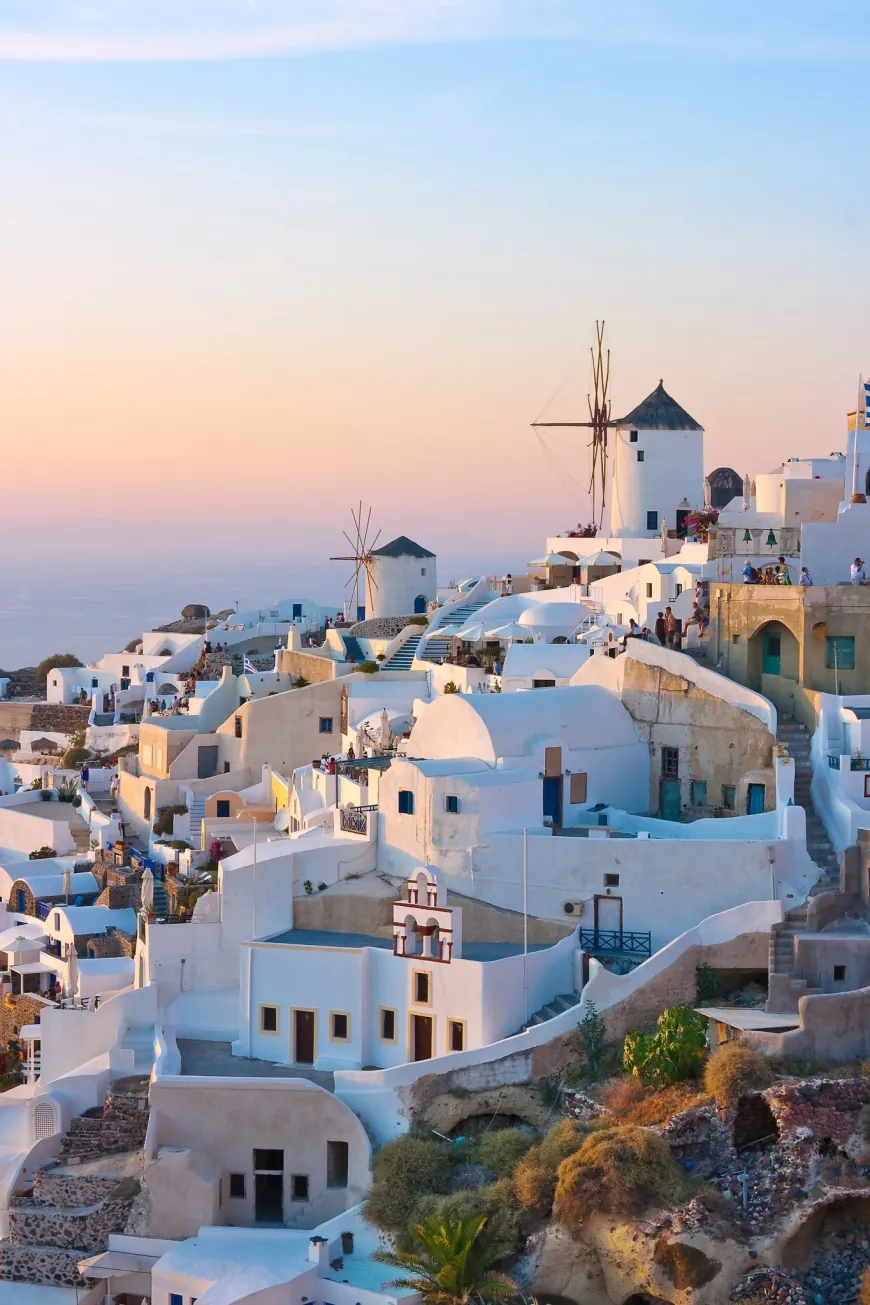 Dünyaca ünlü tatil merkezlerini hiper turizm vurdu. Santorini 2025 yılında gidilmemesi gereken adaların ilk sırasında yer aldı