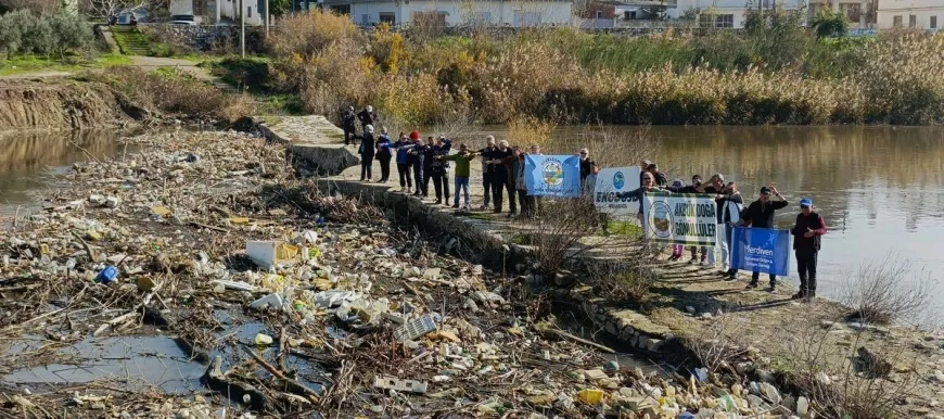 Çöplüğe dönen tarihi köprüde “ Temizleyin- Koruyun” eylemi yaptılar
