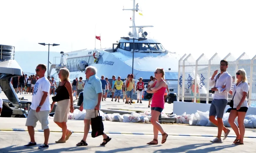 Ekspres vizenin kalıcı oluyor.Ekspres vize Yunanlı turizmci için Cankurtaran oldu....Yunanlı turizmci halinden memnun, Ege’deki bu üç adaya turist yağdı