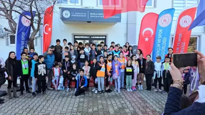 Muğla’nın bütün ilçelerinde Atatürk koşusu yapıldı. Bodrum HARİÇ…Datça'da kötü hava koşullarına rağmen yarış düzenlendi.
