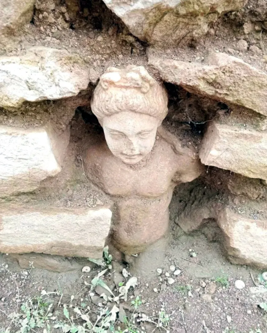 Duvarın içinden Makedon Kralı çıktı