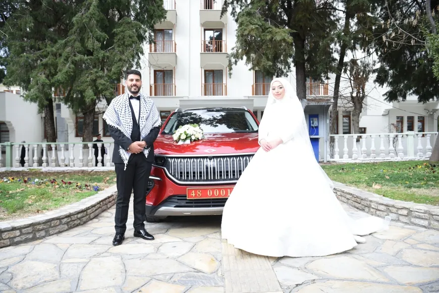 Bu hareket takdir edilir Sayın Valim....Valilik makam aracı Filistinli çiftin düğün arabası oldu
