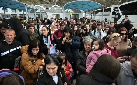 Santorini adası boşalıyor, limanda uzun kuyruklar oluştu