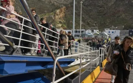 Turistik adadan kaçış sürüyor 24 saatte 9 bin kişi adayı terk etti, gece boyunca boyunlara düdük bağlayıp arabalarda uyumaya çalıştılar