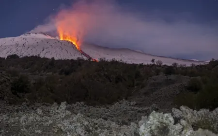 Korkulan oldu..Yanardağdan oluk oluk akan lav, yakın köylerden görüldü