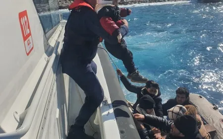 Issız koyda kaderine terk edilen çocuklarında bulunduğu göçmenler kurtarıldı