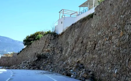 Ortakent’te turistik karayolunda yol iki aydır böyle, evler tehlikede, karayolları yapım işini marta bırakmış