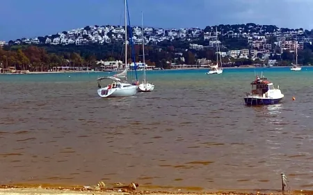 Sağanak yağış alt yapıyı vurdu, villalar su altında kaldı, kanalizasyon suları denize aktı