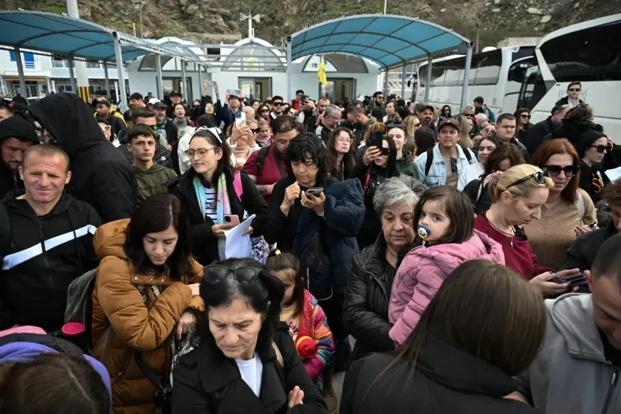 Santorini adası boşalıyor, limanda uzun kuyruklar oluştu