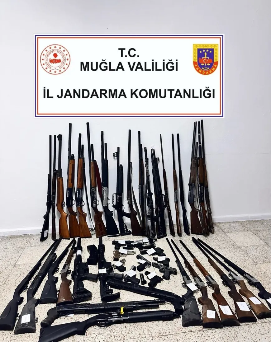 Evleri silah deposu haline getirmişler