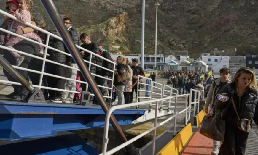 Turistik adadan kaçış sürüyor 24 saatte 9 bin kişi adayı terk etti, gece boyunca boyunlara düdük bağlayıp arabalarda uyumaya çalıştılar