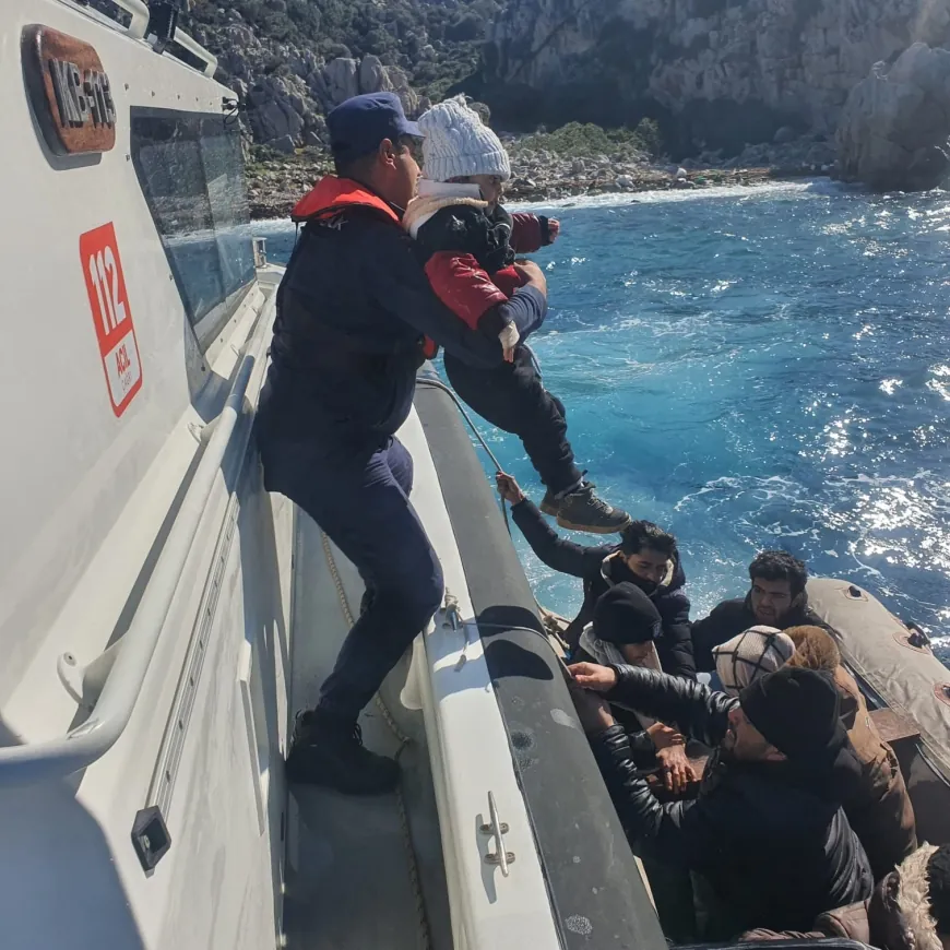 Issız koyda kaderine terk edilen çocuklarında bulunduğu göçmenler kurtarıldı