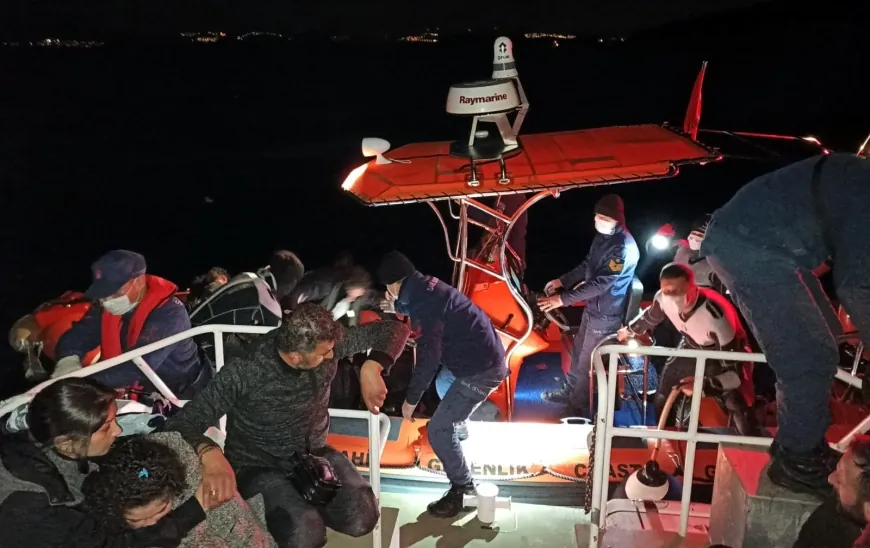 Sahil güvenlik batan bottan 27 göçmeni kurtardı