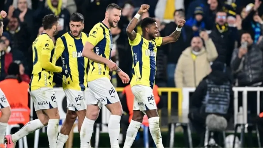 SON DAKİKA. FENERBAHÇE'YE IRKÇI SALDIRI YAPILDI.Belçika'da tribünler karıştı! Takımlar soyunma odasına gitti