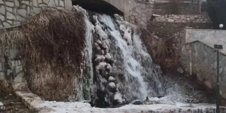 Komşuda şelale donduran soğuklar