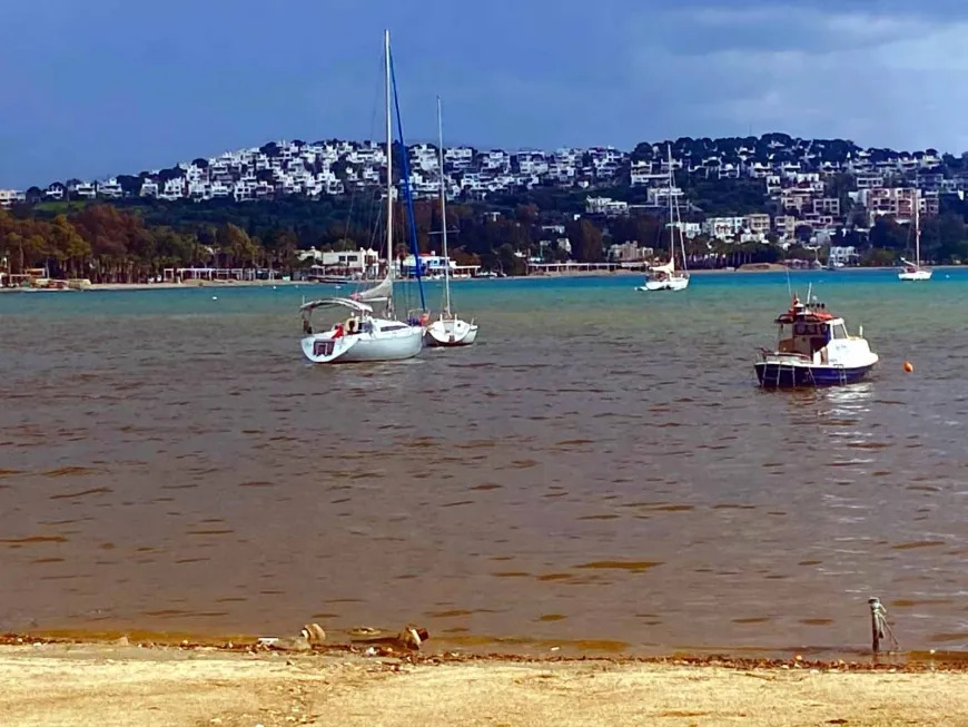 Sağanak yağış alt yapıyı vurdu, villalar su altında kaldı, kanalizasyon suları denize aktı